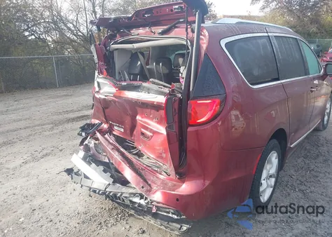 2017 Chrysler Pacifica Touring-L Plus z USA, uszkodzony, nr VIN 2C4RC1EGXHR592308